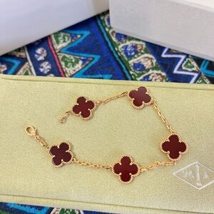 Van Cleef & Arpels Red and Gold Agate Clover Bracelet